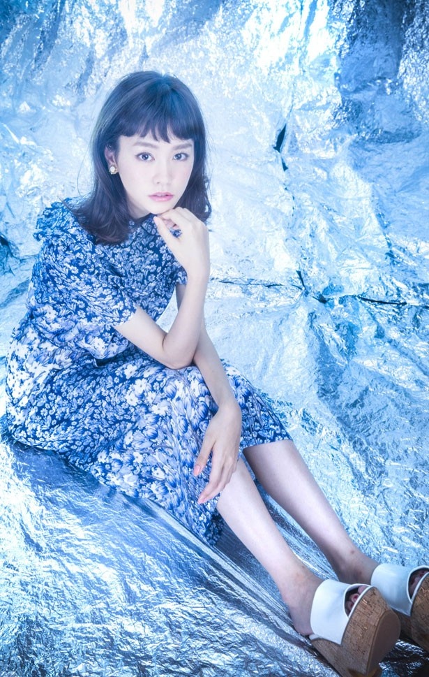 「海の近くで撮影しているので、夏気分は全開です！」