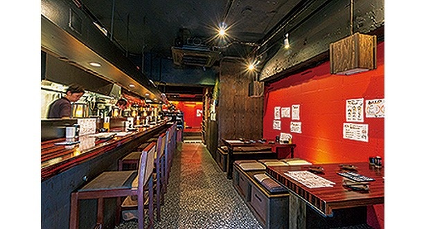 和モダンな内装は、ビビッドな赤色の壁がアクセント。シックさと遊び心が調和する店内/野菜天ぷら 八百起