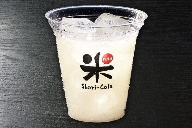 米由来の素材を使用した世界初の炭酸飲料「シャリコーラ」(194円※一部店舗では異なる)