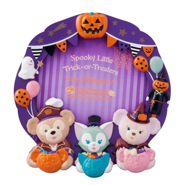 ハロウィーンを楽しむ3人がデザインされた「フォトスタンド」(2600円)
