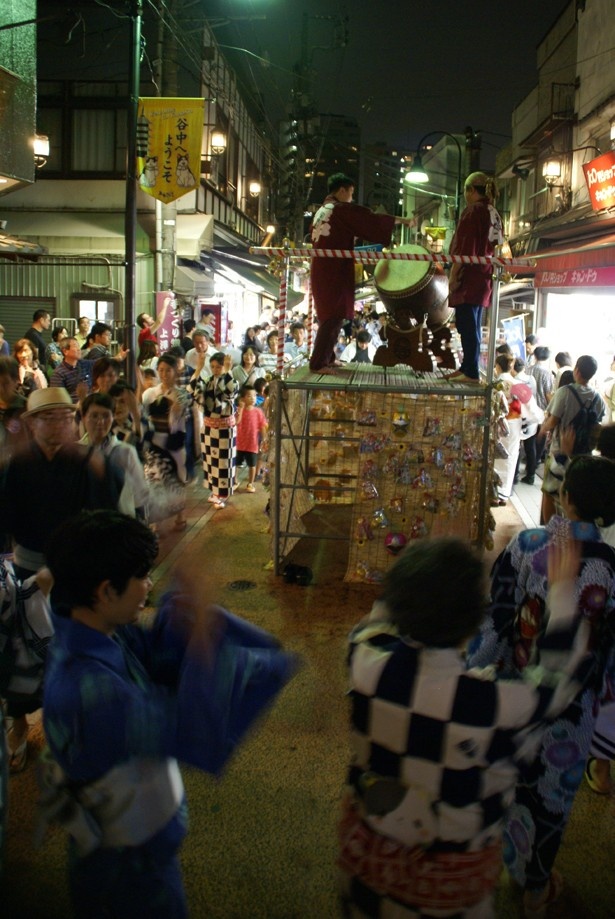 【写真を見る】生演奏のお囃子で盆踊りを楽しめる