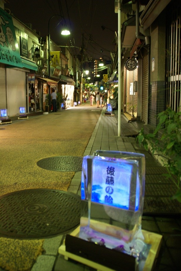 ライトアップされた氷柱が60本ならぶ幻想的な商店街