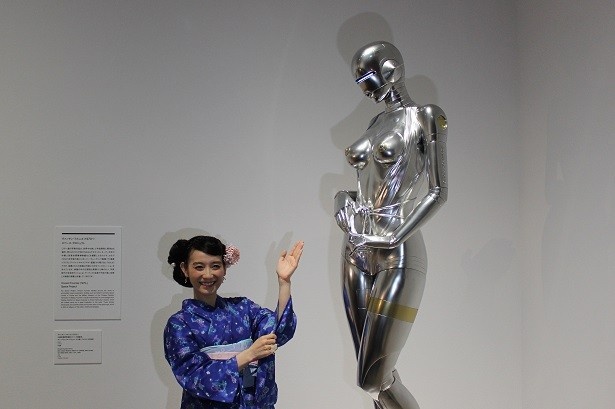【写真を見る】篠原さんが「憧れの女性というくらい、本当にスタイルがいい」と語ったセクシーロボット