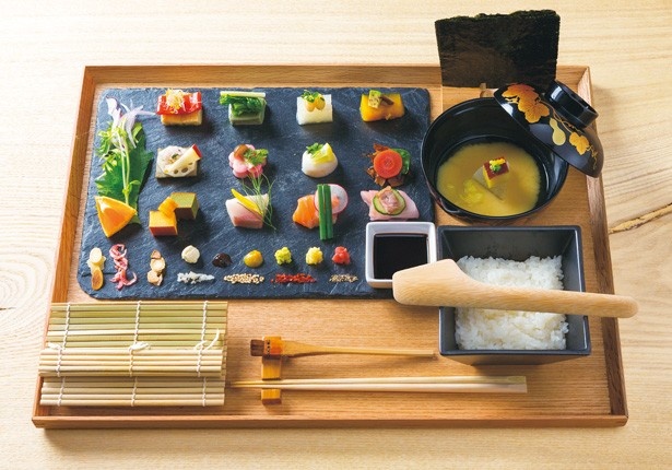 京野菜を使った、彩り豊かな具材の数々が並ぶ「手織り寿し」(並1680円)/AWOMB