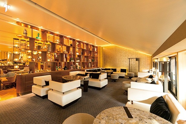 ホテルのロビーのような空間で、間接照明がムード満点！/RIGOLETTO SMOKE GRILL ＆ BAR