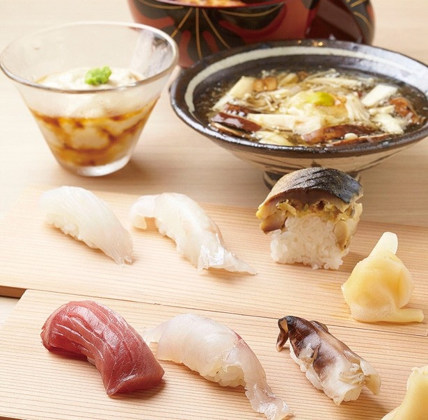 一貫ずつ握ってくれる寿司がメインの「鮨ランチコース」(1620円)は、デザートとコーヒーを540円で付けられる/二条 葵月