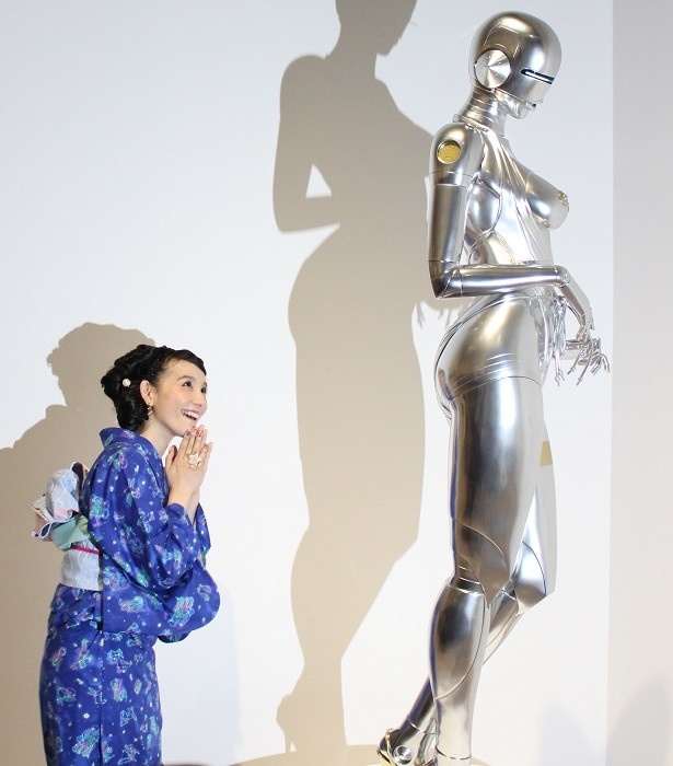 【写真を見る】展示されたセクシーロボットに見入る篠原さん