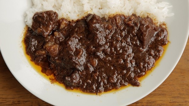 【写真を見る】博多和牛のスネ肉や肩肉、スジ肉、ランプなどの部位を使用して作った、市内のお肉屋さん特製の「柳川黄金博多和牛カレー」
