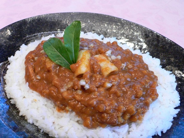 「あなたのそばに、そばカレー」(山形県村山市)は、醤油ベースのカレーに、茹でたそばの実と、合鴨の肉とぶつ切りのねぎを加えた和風テイスト