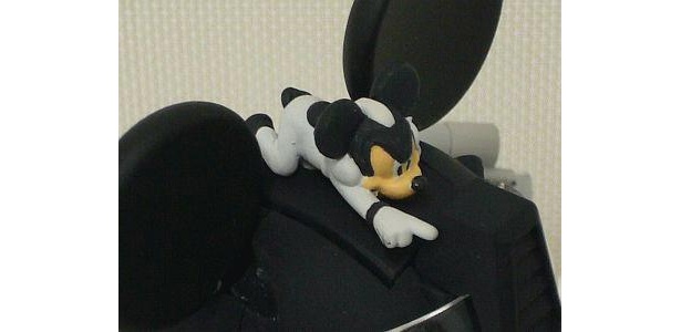指を差し、「さぁ、あっちへ進め！」とでも言っているよう