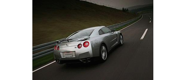 写真のGT-Rのように、「ポルシェ ケイマン」で夏の風を切って走りたい！