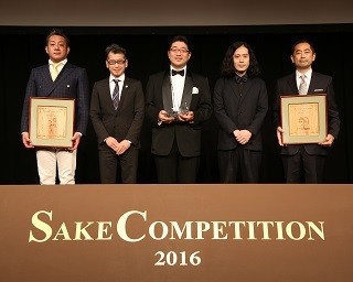 又吉直樹が日本酒コンペのプレゼンターで登場、芥川賞受賞時の祝杯を語る