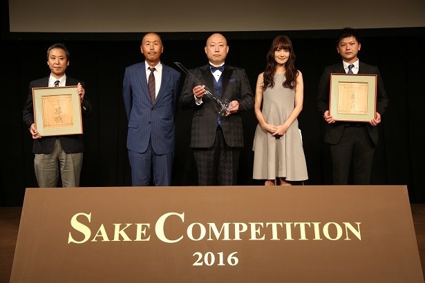 【写真を見る】「純米酒部門」のゲストプレゼンターを務めた高梨臨さん（右から2番目）