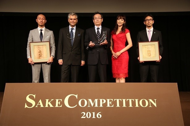 「吟醸部門」のゲストプレゼンターを務めた梨衣名さん（右から2番目）