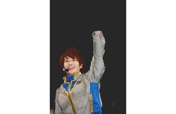 笑顔で手を振る南さんに｢キャー！｣の歓声が