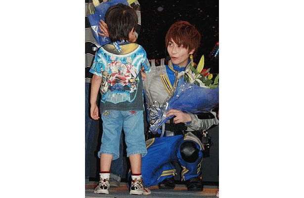 花束を渡した子供と笑顔でコミュニケーション