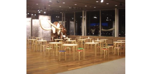 象の鼻カフェの中はアートな空間。象の鼻地区の歴史も知ることができる