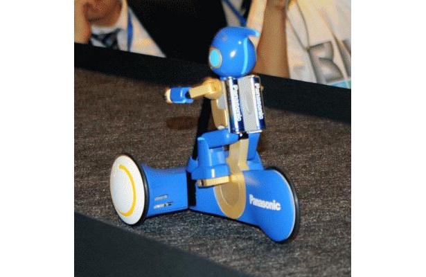 後ろにはちゃんと乾電池「EVOLTA」が