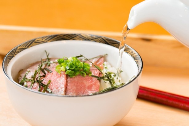 シェフイチオシの「福岡県産ヒノヒカリと博多和牛ローストビーフ茶漬け」