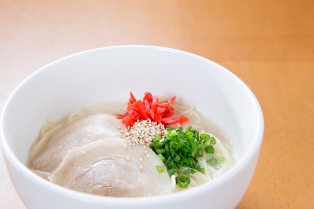 博多名物の「豚骨ラーメン」は、バリカタ、カタなど自分好みの麺の硬さで味わえる