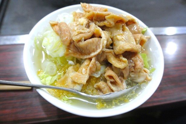 町屋の老舗もんじゃ焼店「立花」の「ホルモンもんじゃ」(荒川ハイサワーセット930円)は、長年親しまれてきた味
