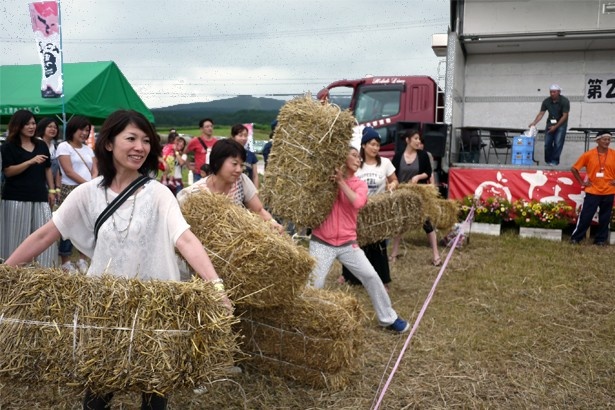 親子で白熱！「牧草ロール遊び」