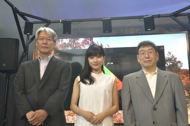（左から）岩間正之NHK大阪放送局副局長、芳根京子、関啓一郎総務省近畿創業通信局長