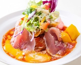 暑い夏に食べたい！マンゴーと生ハムのイタリアン冷麺