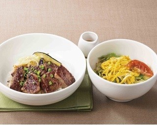 デニーズ、人気ビーフメニューにサラダうどんがセット