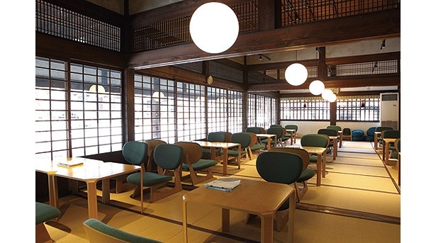 畳敷きのカフェスペースのチェアは天童木工製/D＆DEPARTMENT KYOTO by 京都造形芸術大学 d食堂
