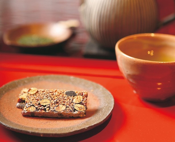 柔らかな食感が特徴の自家製豆を使用した「豆おこし」(540円)と「深蒸煎茶」(864円)を一緒に味わおう/茶菓円山
