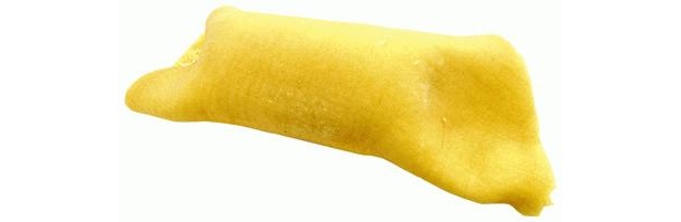 触ると、生地の薄さとバナナのボリュームがよくわかる
