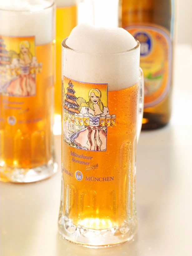 きめ細かな泡とフルーティーさが特徴のホフブロイサマービールは、年に1度だけの季節限定醸造