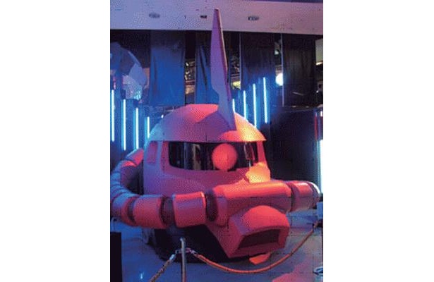 もちろん、実物大のシャア専用ザクヘッドは押さえたい。モノアイが大迫力！