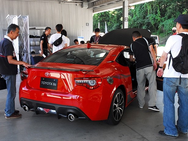 会場には「新型86 GT-Limited ピュアレッド 純正用品装着車」が展示され、見学者で賑わった