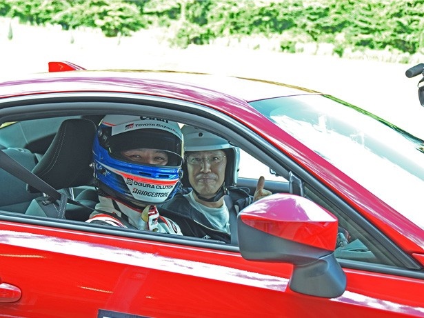 プロレーサーの蒲生が運転するサーキットタクシー。参加者は気持ちに余裕がある助手席で、走る楽しさを体感した