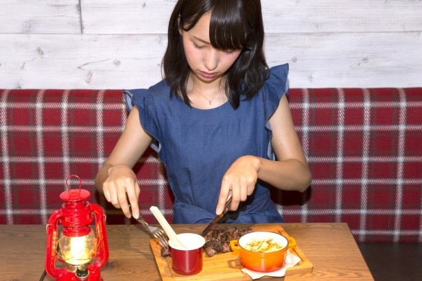 しっかり下味が付いているので、まずはそのままで。今まで味わったことのないスモーキーな香りとジューシーな肉のマリアージュが楽しめる