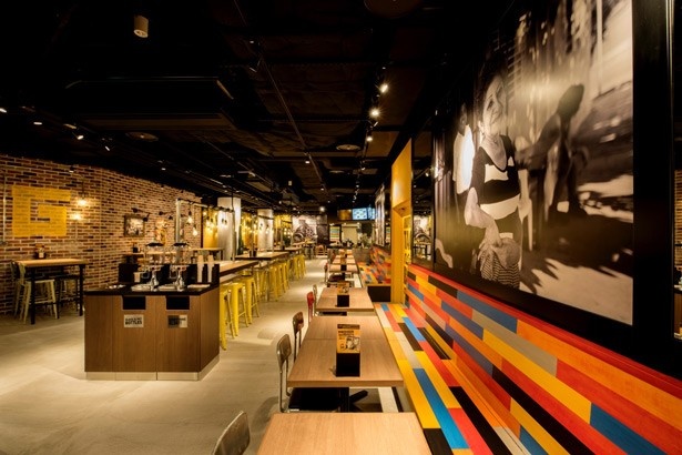 カラフルな色使いの店内。NYのDJがミックスした、最新のラテンミュージックが流れる