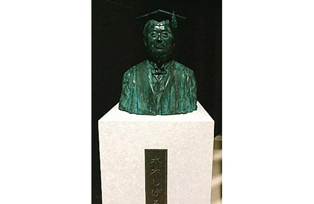 コレが水木しげる総長の像だ！