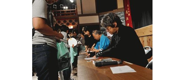当日はサイン会も開催