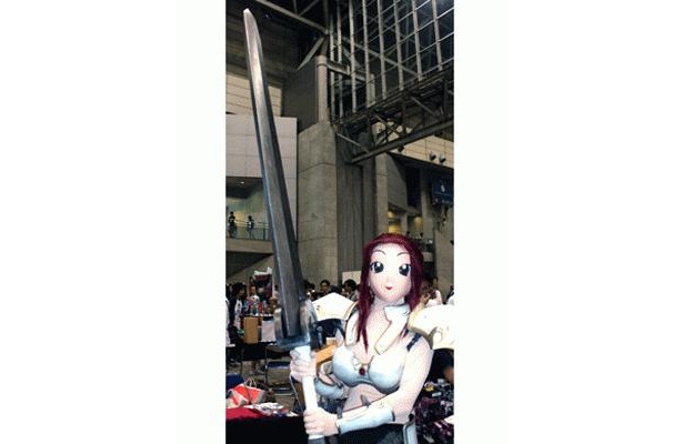 全長2m20cmの、コミック「ベルセルク」の主人公が持つ、愛刀「ドラゴン殺し」（5万8000円）も注目を集めた、日本最大のガレージキットコンベンション、「ワンダーフェスティバル2009[夏]」