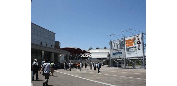 駅前から長蛇の列が…