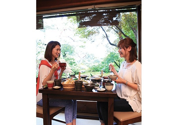 窓際席からは庭越しに渡月橋が望める/豆腐料理 松ヶ枝