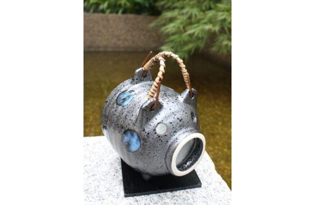 昔懐かしの蚊やりは小さいものがブーム。黒水晶石紙台付蚊やりS（1943円）