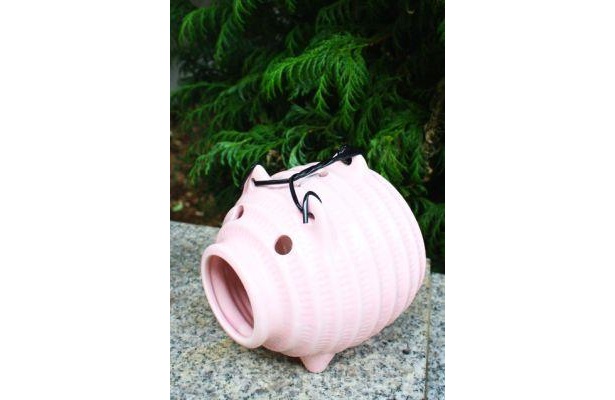 女の子らしいブタはギフトにしても。ピンク蚊取豚ミニ（1575円）
