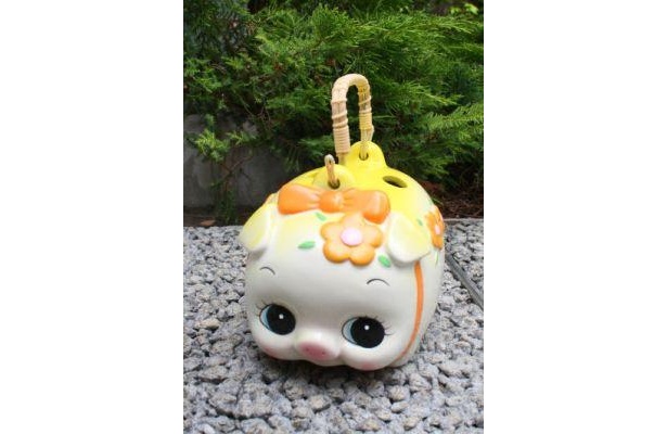 貯金箱に使用される“花金豚”がモチーフ。風水花豚蚊取（1344円）