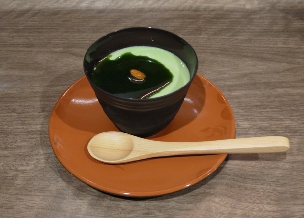 「抹茶杏仁豆腐」(390円)は抹茶のほろ苦さが杏仁豆腐の上品な甘さにマッチ