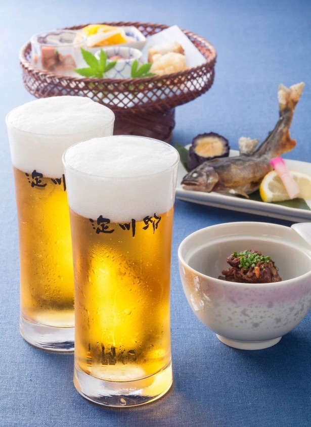 料理は料亭の味。ビールに合うよう工夫が凝らされた心づくしの品が並ぶ