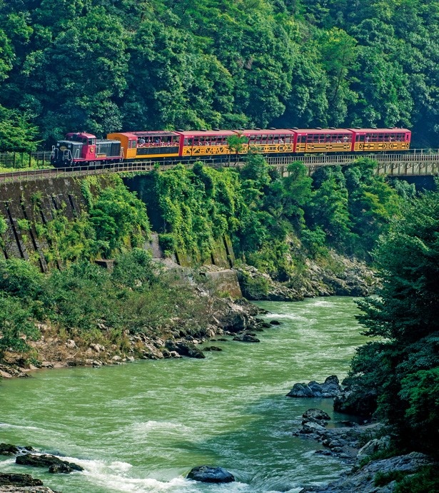 京都・嵯峨野から丹波亀岡まで、保津川渓谷沿いの7.3kmを結ぶレトロな観光列車