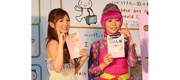 一緒に“指さし”ポーズ